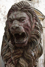 Leon, lion statue