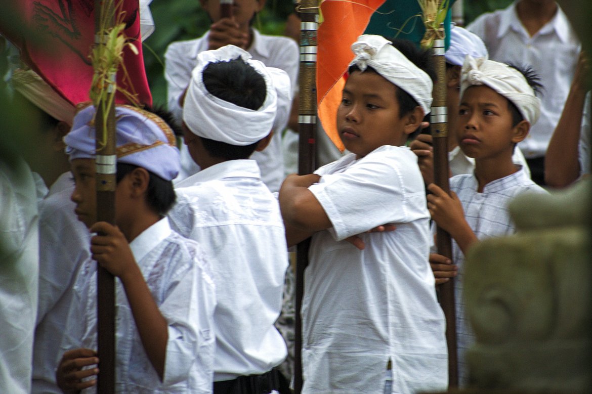 Children waiting for temple ceremony to begin, Ubud, Bali photographed by luxagraf