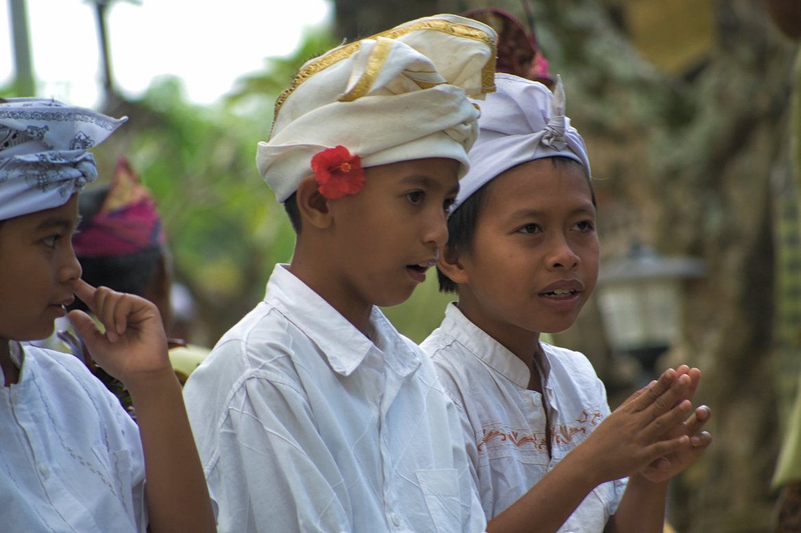 boy picking nose at temple ceremony, ubud, bali photographed by luxagraf