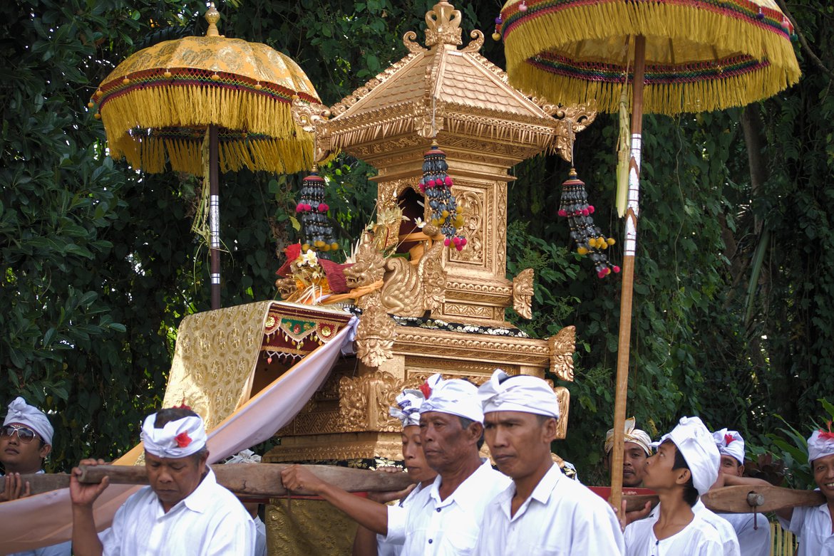 temple procession, Ubud, Bali photographed by luxagraf