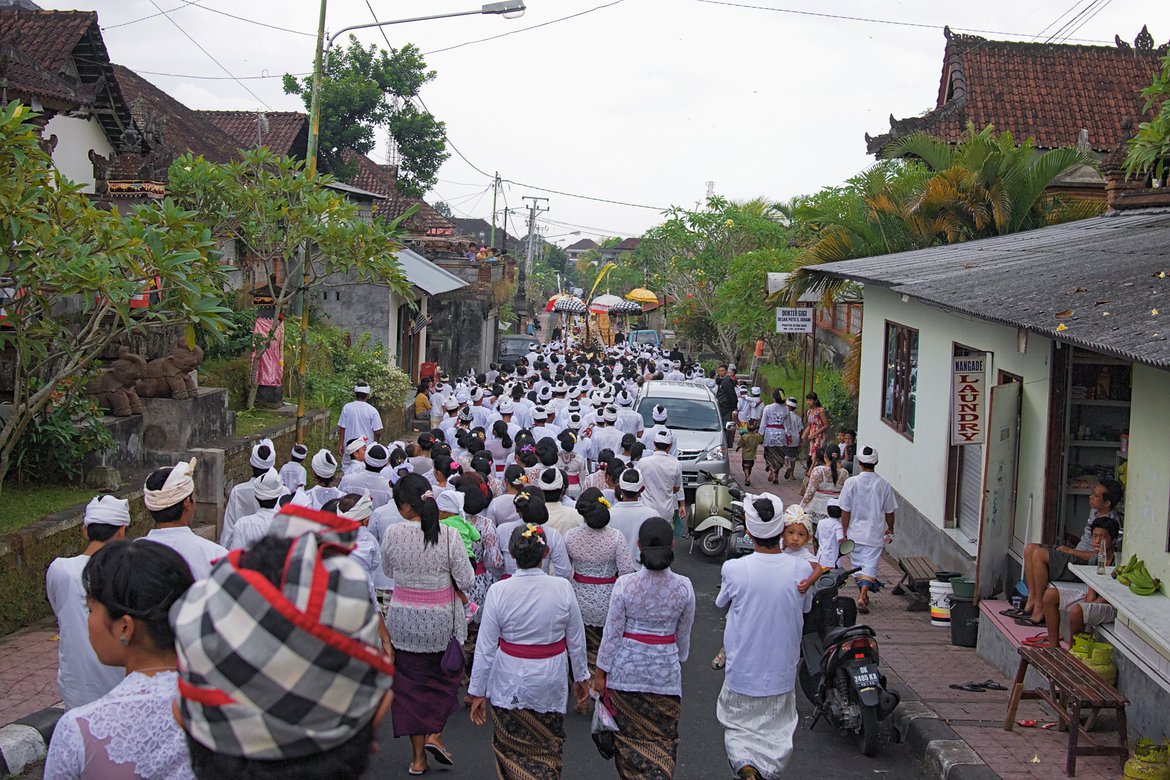 temple ceremony procession, Ubud, Bali photographed by luxagraf