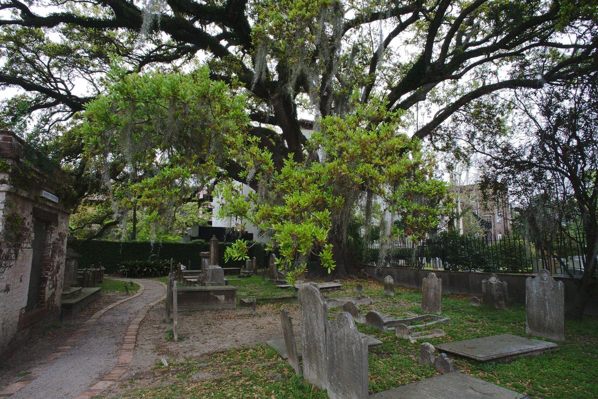 Circular Church graveyard photographed by luxagraf