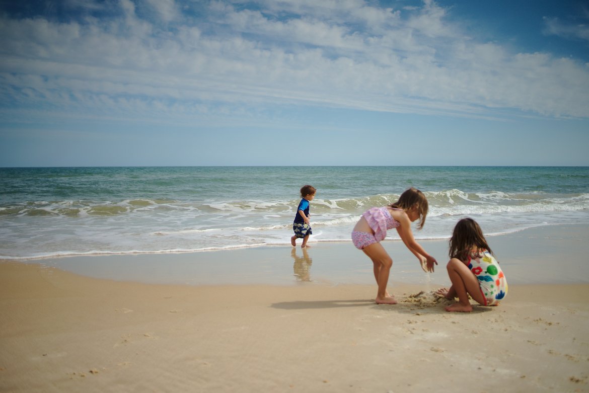 kids playing at beach photographed by luxagraf