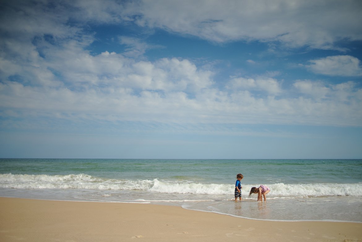 kids playing at beach photographed by luxagraf