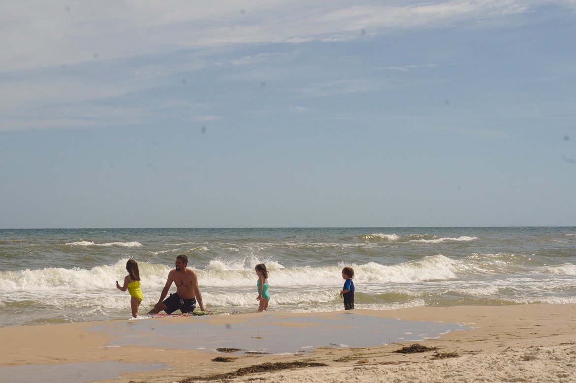 kids playing at beach photographed by luxagraf