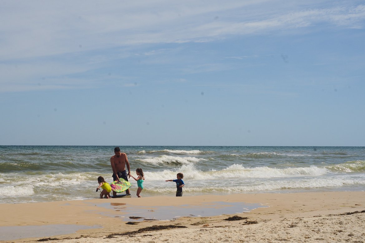 kids playing at beach photographed by luxagraf