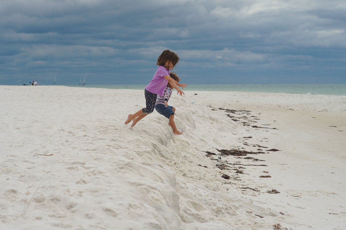 Lilah Jumping photographed by luxagraf