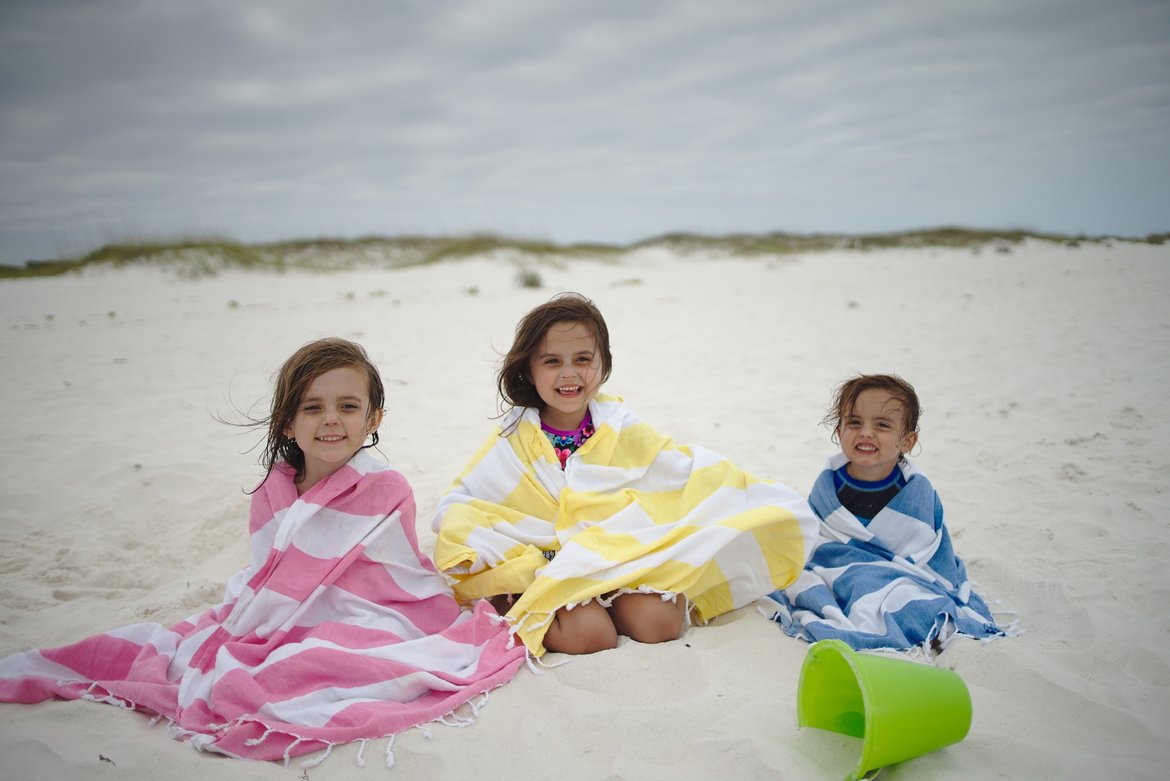 kids wrapped in beach towels photographed by luxagraf