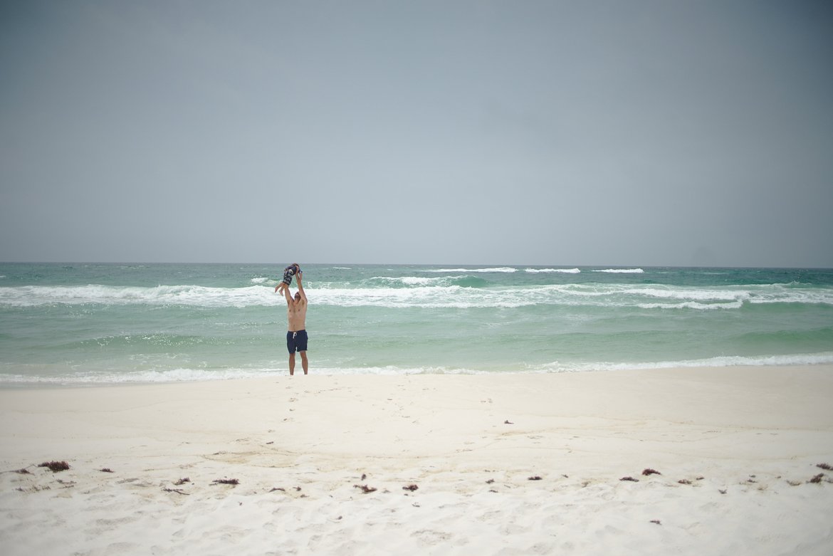 lifitng elliott high above the waves photographed by luxagraf