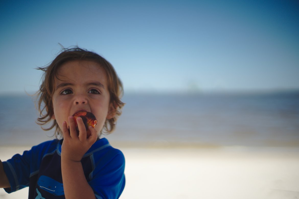 eating a peach, ocean springs, ms photographed by Scott Gilbertson