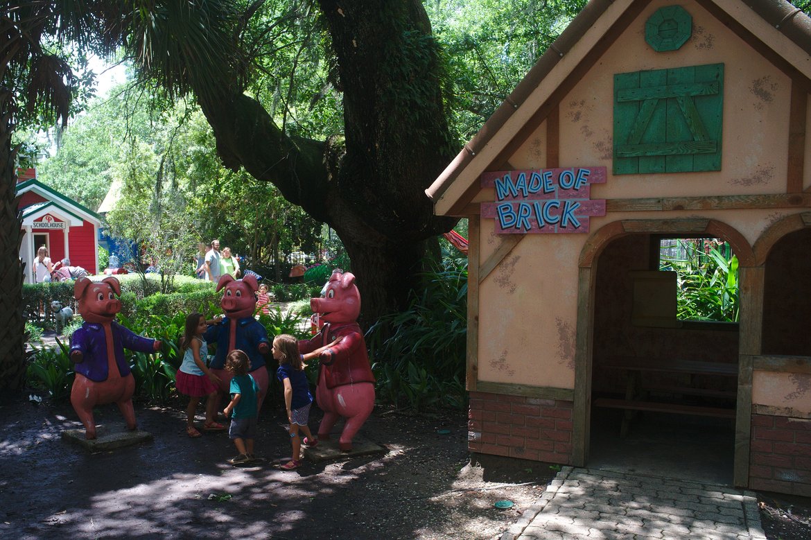 three pigs storyland, city park, new orleans photographed by luxagraf