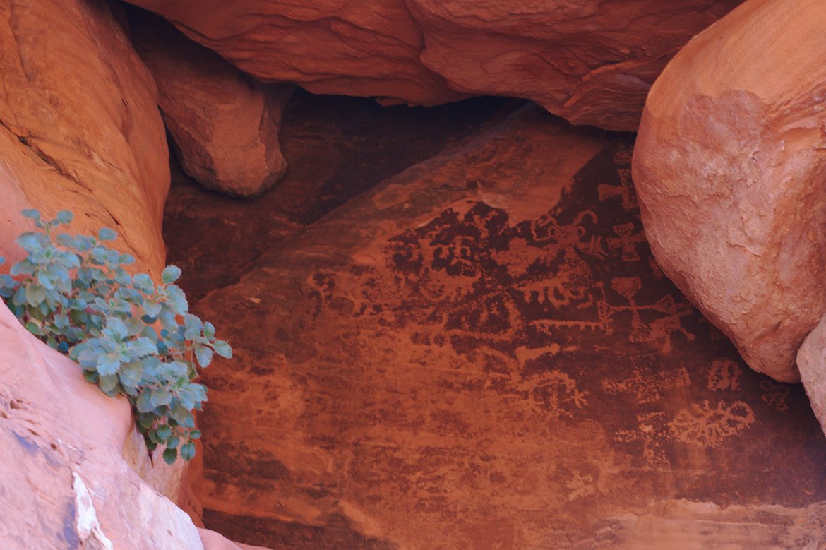 Petroglyphs, Valley of Fire State Park photographed by luxagraf