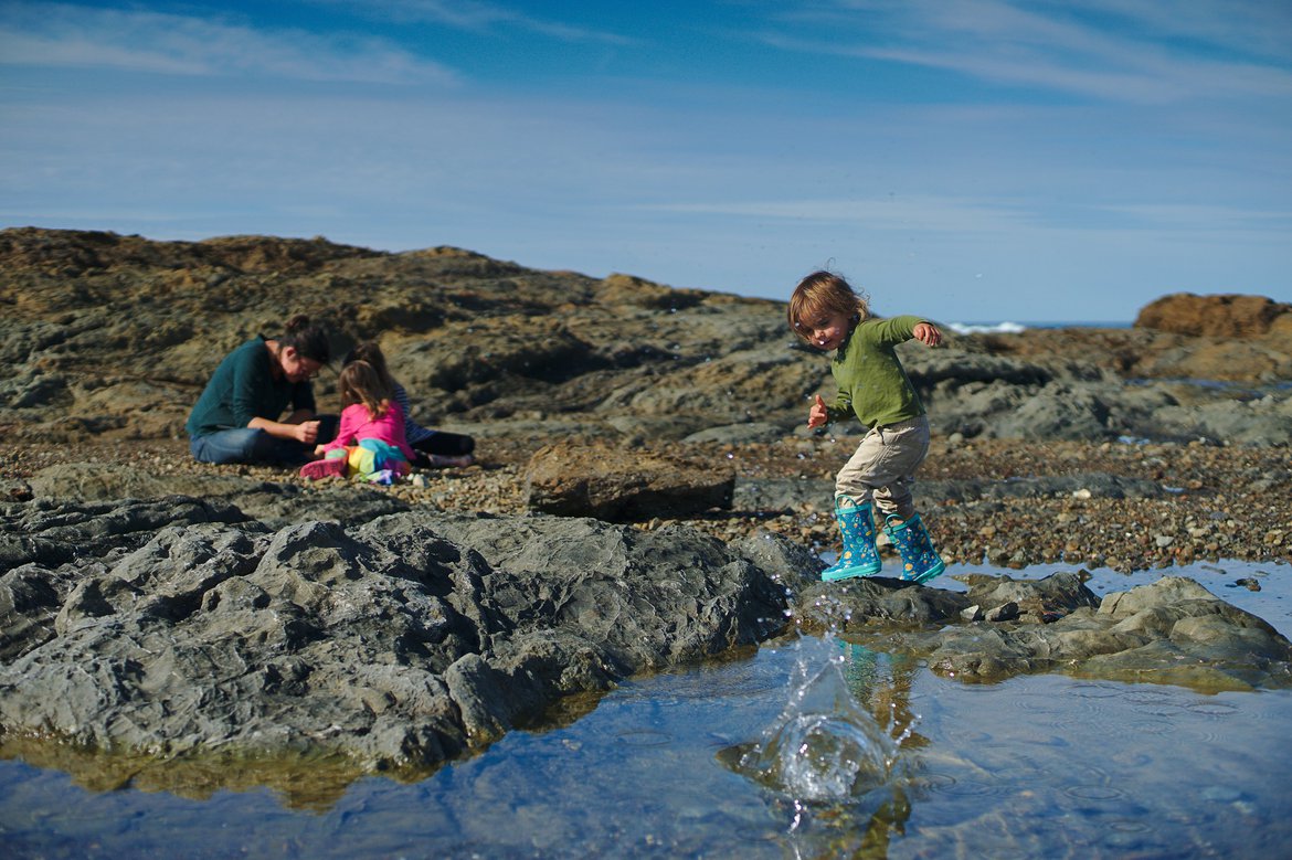 throwing rocks photographed by luxagraf