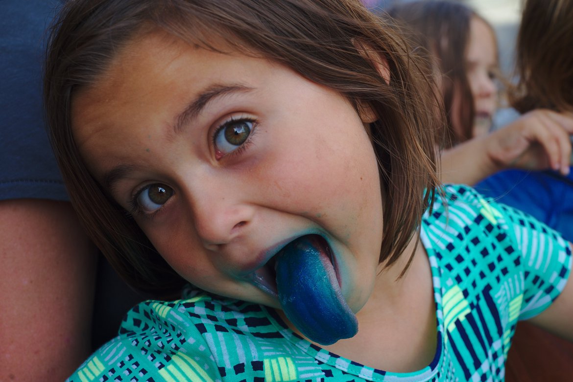 blue tongue photographed by luxagraf