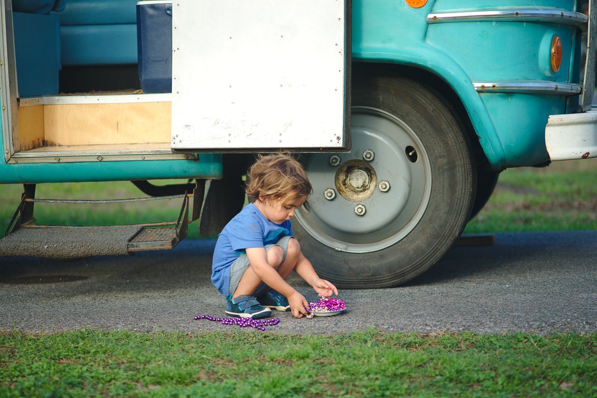 playing at the bus photographed by luxagraf