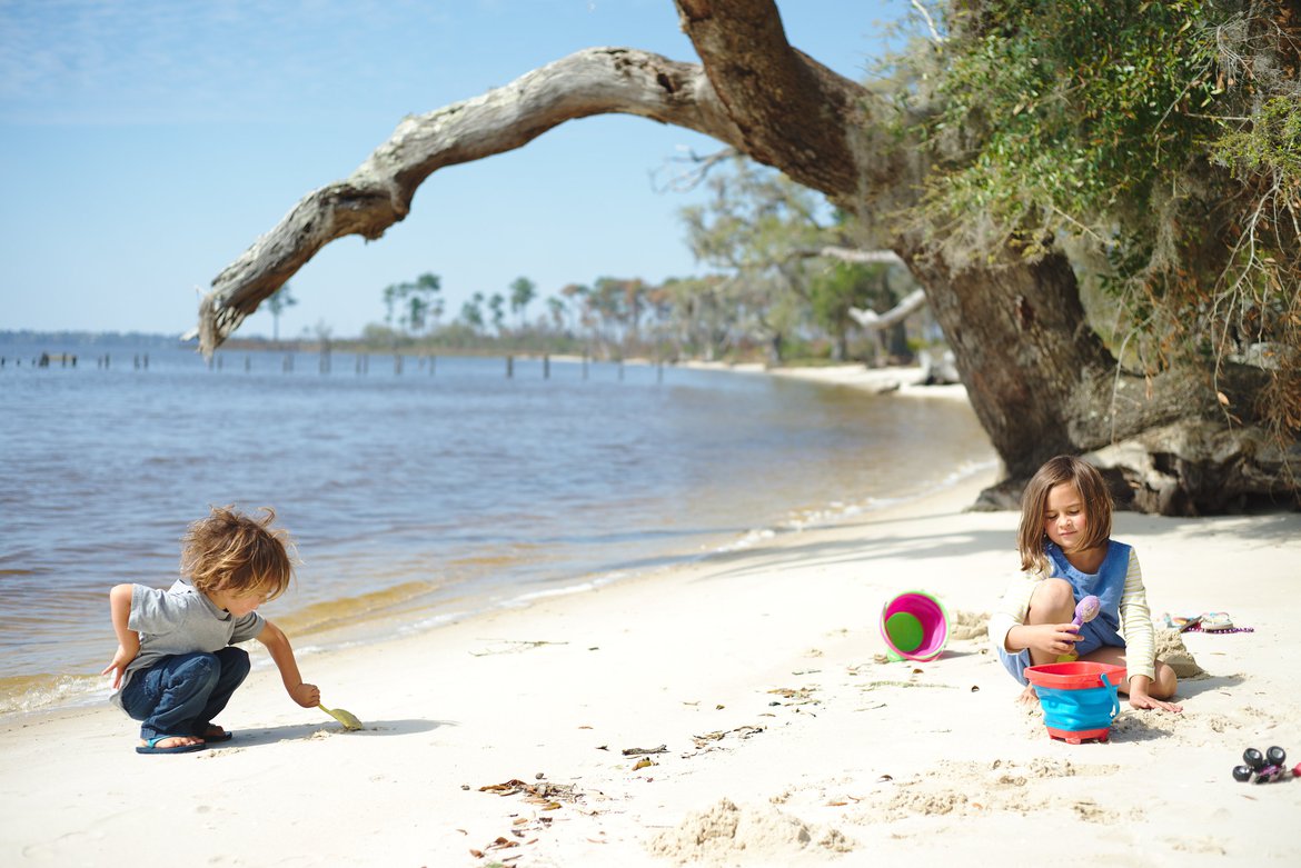 playing east bay, pensacola, FL photographed by luxagraf