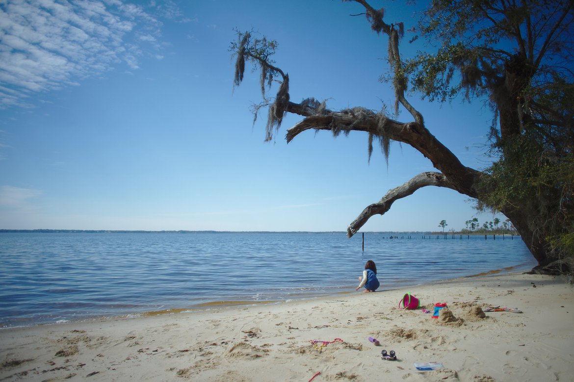 playing east bay, pensacola, FL photographed by luxagraf