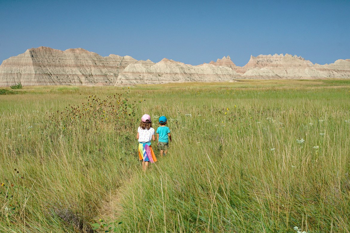 hiking, Badlands NP photographed by luxagraf