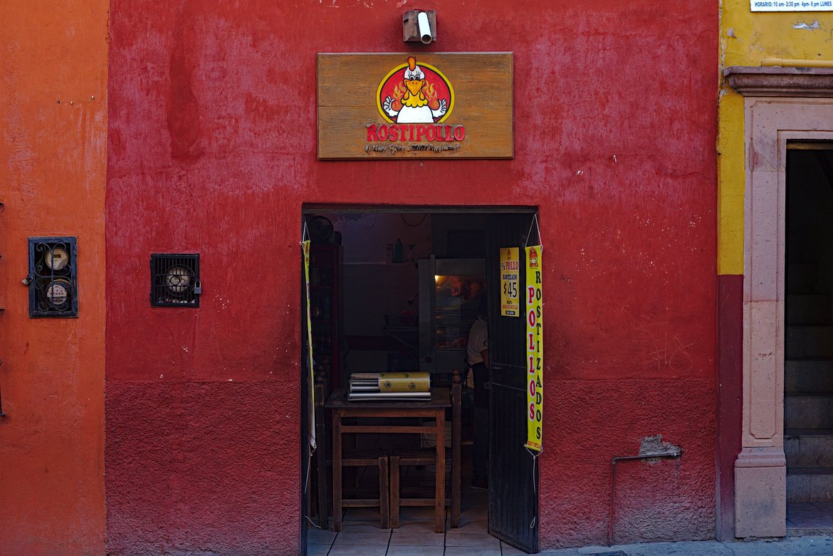 El pollo rostizado, San Miguel de Allende photographed by luxagraf