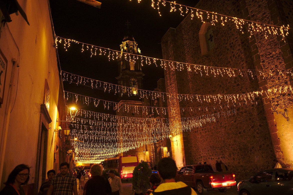 christmas lights in centro san miguel de allende, mx photographed by luxagraf