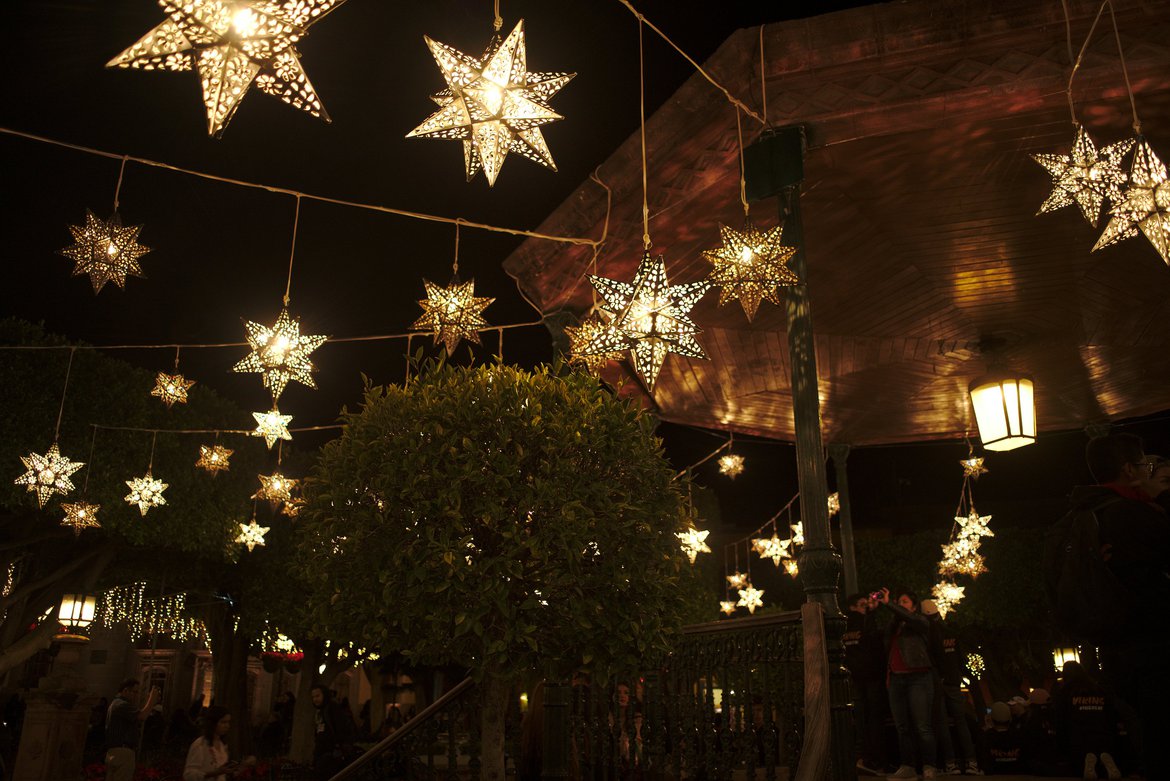 christmas lights in centro san miguel de allende, mx photographed by luxagraf