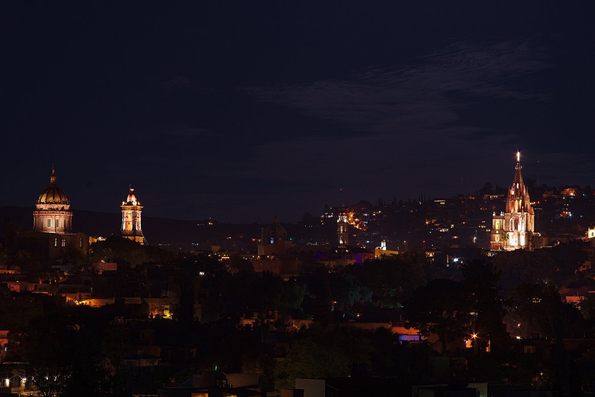 San miguel de Allende at night photographed by luxagraf
