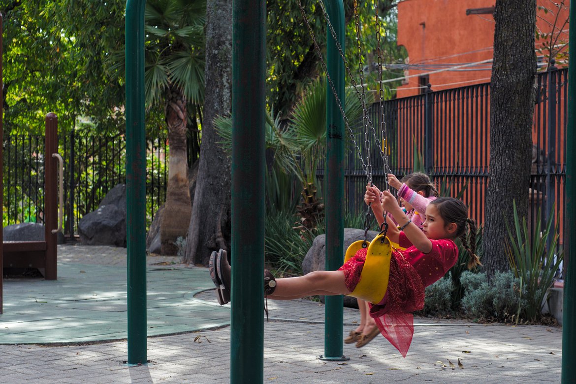 girls on swings, parque juarez, san miguel de allende, mexico photographed by luxagraf