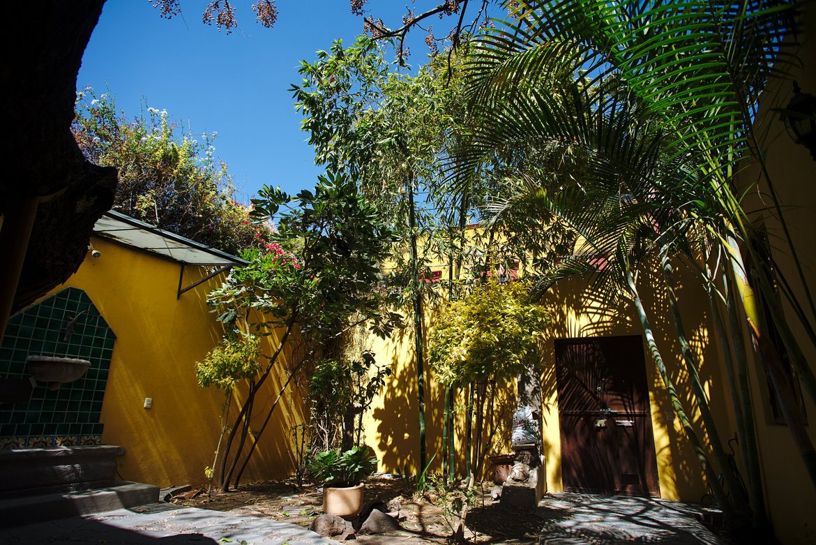 courtyard, umaran, san miguel de allende, mx photographed by luxagraf