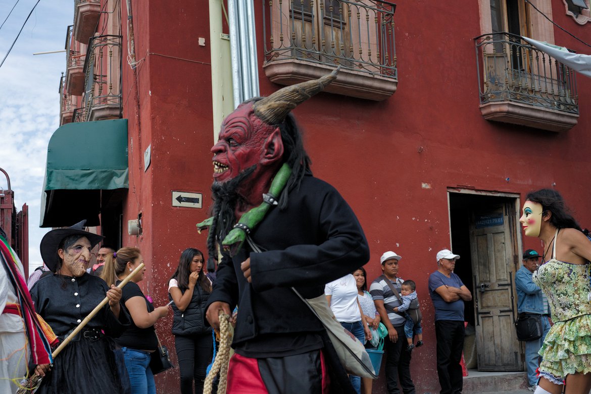 parade, san miguel de allende, mexico photographed by luxagraf