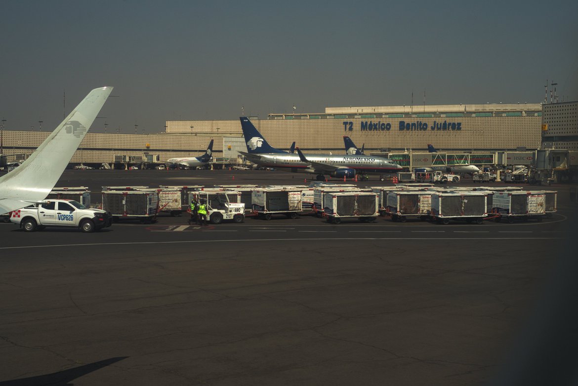 Benito Juarez aeropuerto photographed by Scott Gilbertson