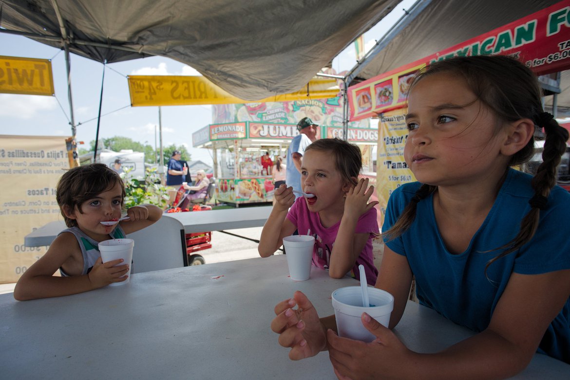 eating snowcones, texas photographed by luxagraf