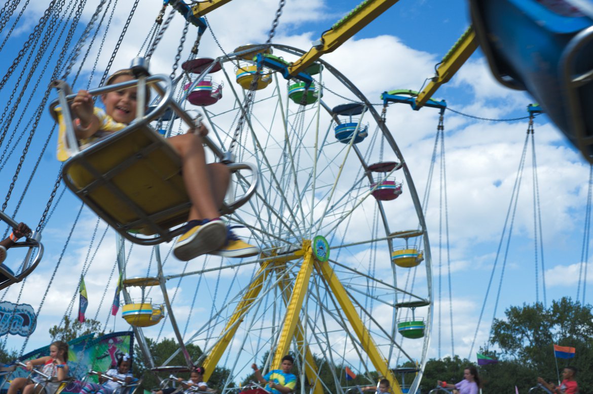 swinging chair ride, elberton county fair photographed by luxagraf