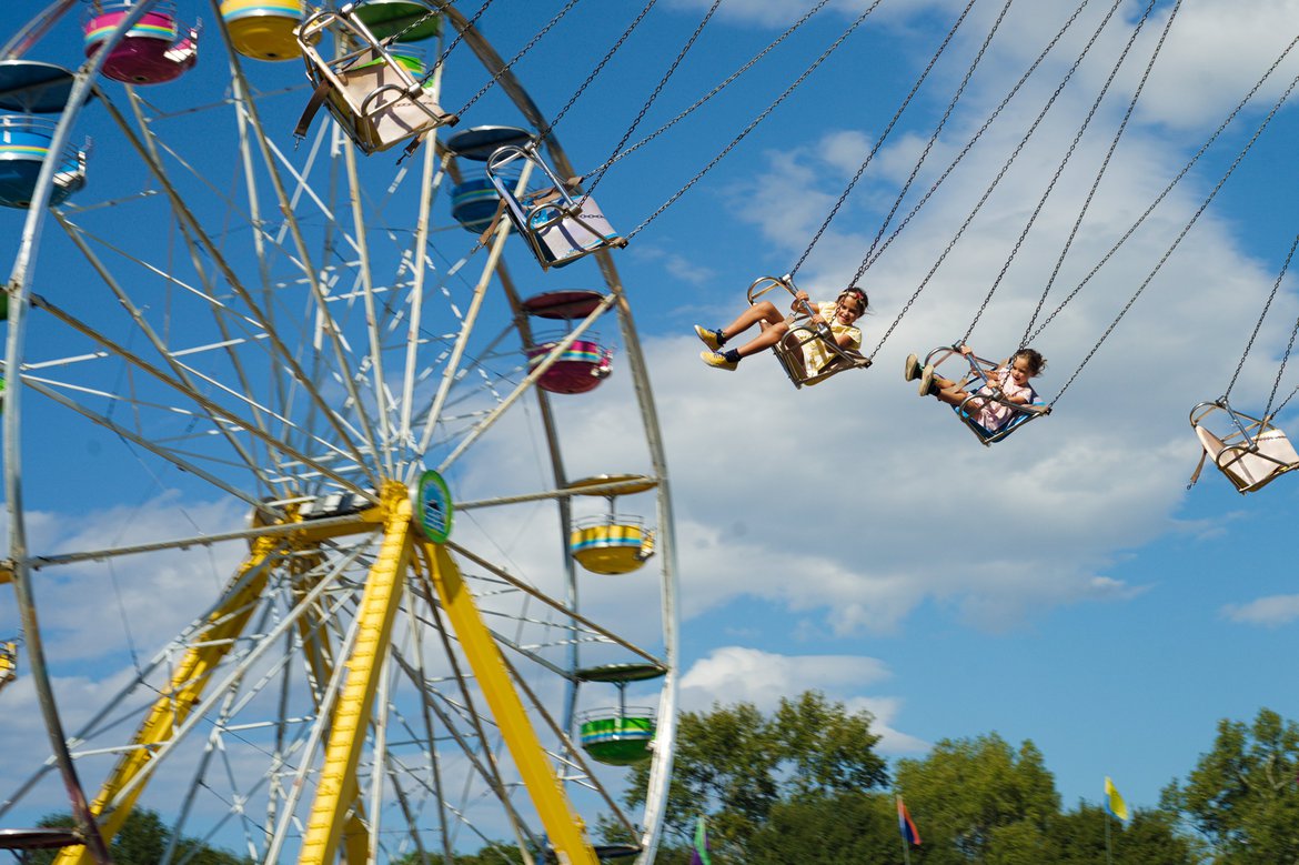 swinging chair ride, elberton county fair photographed by luxagraf