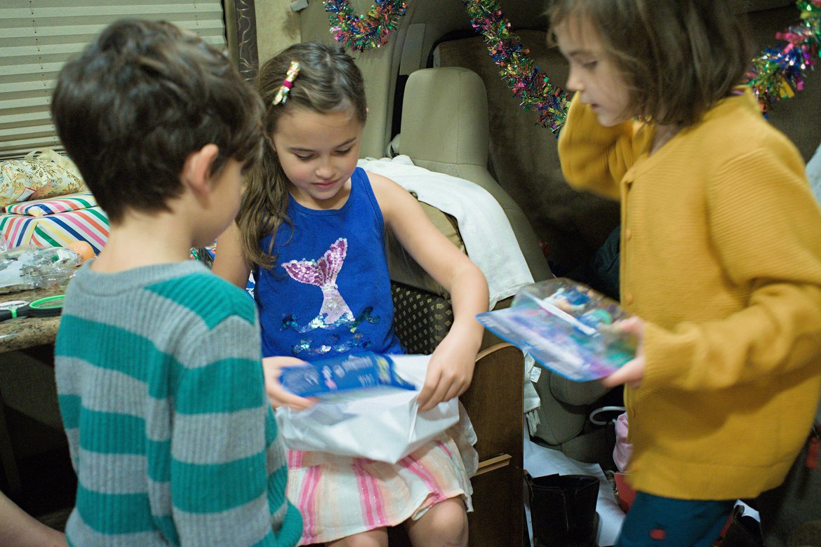 kids opening christmas presents photographed by luxagraf