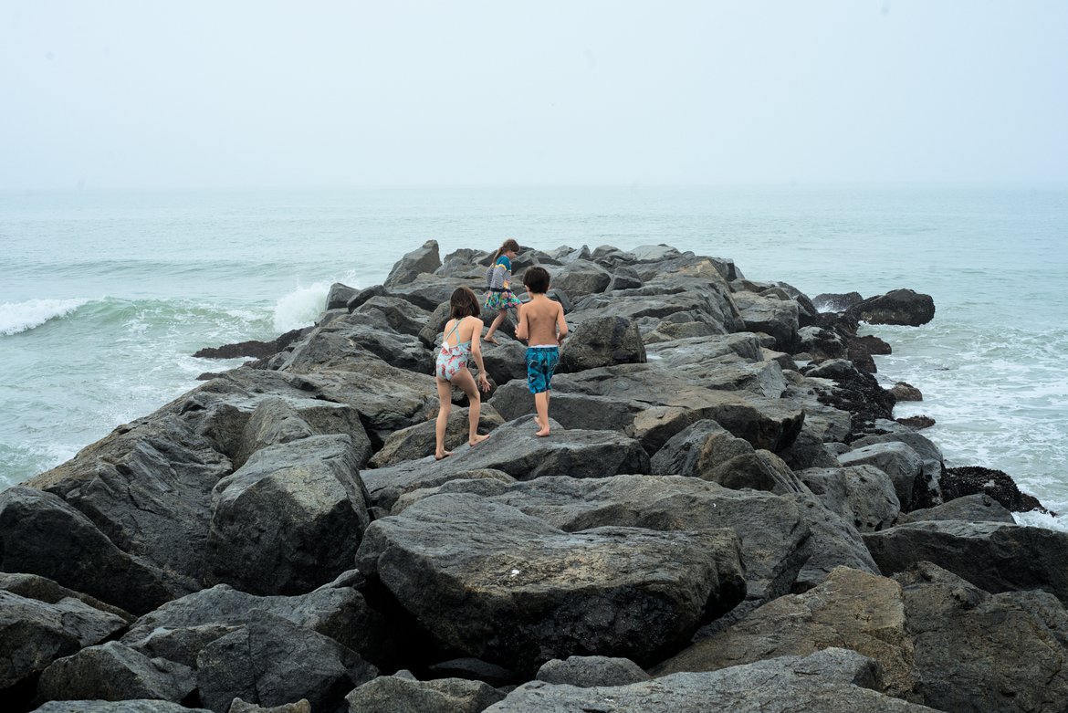 kids on the jetty, newport beach, ca photographed by luxagraf
