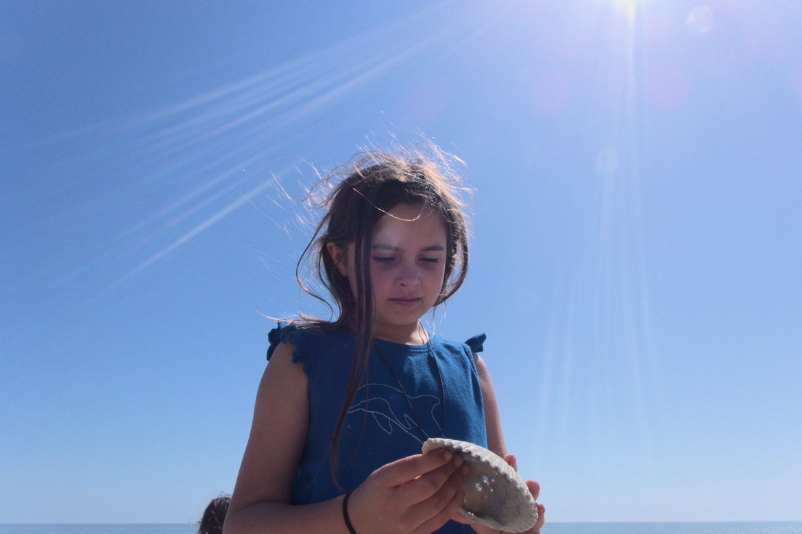 girl holding a shell photographed by luxagraf