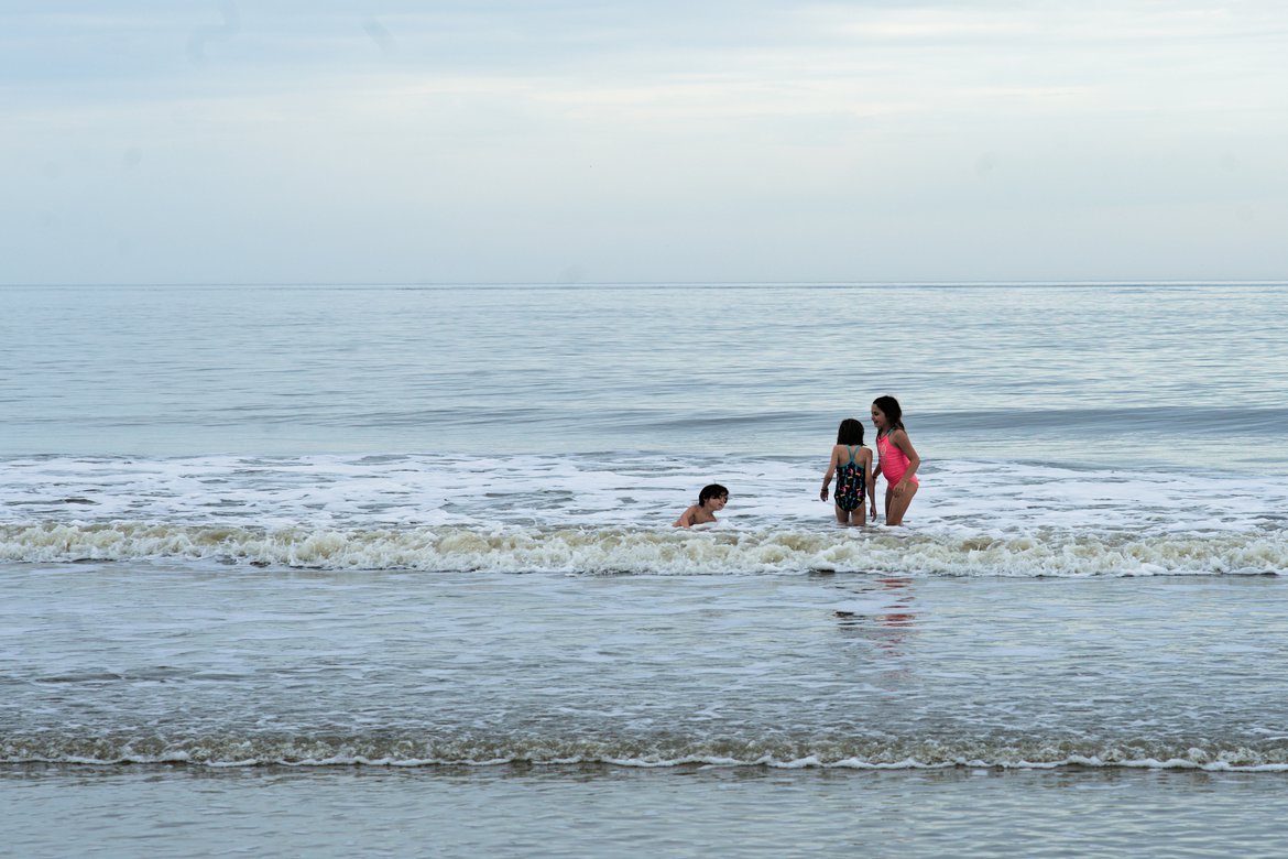 kids in the water, hunting island beach photographed by luxagraf