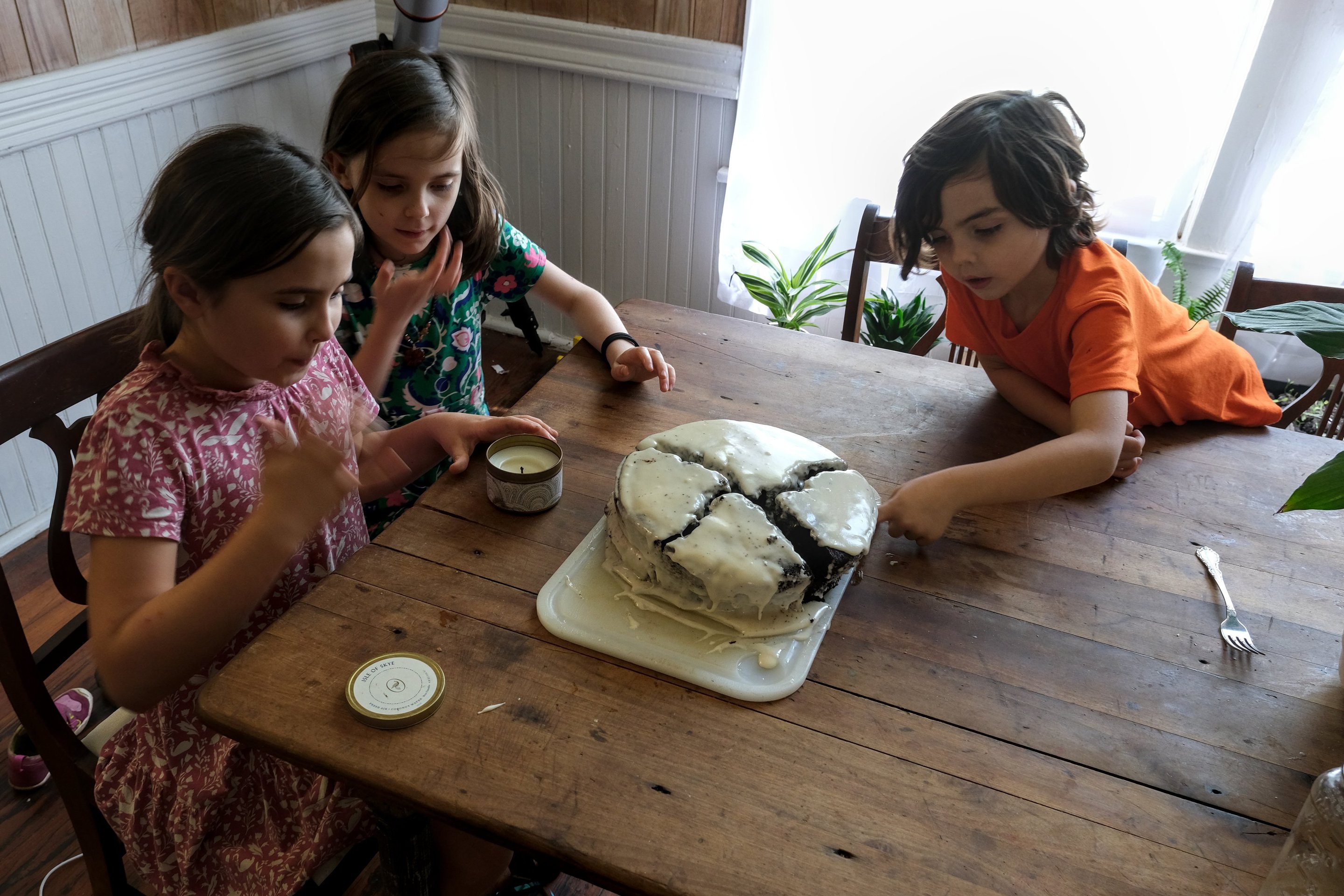 kids with a birthday cake photographed by luxagraf