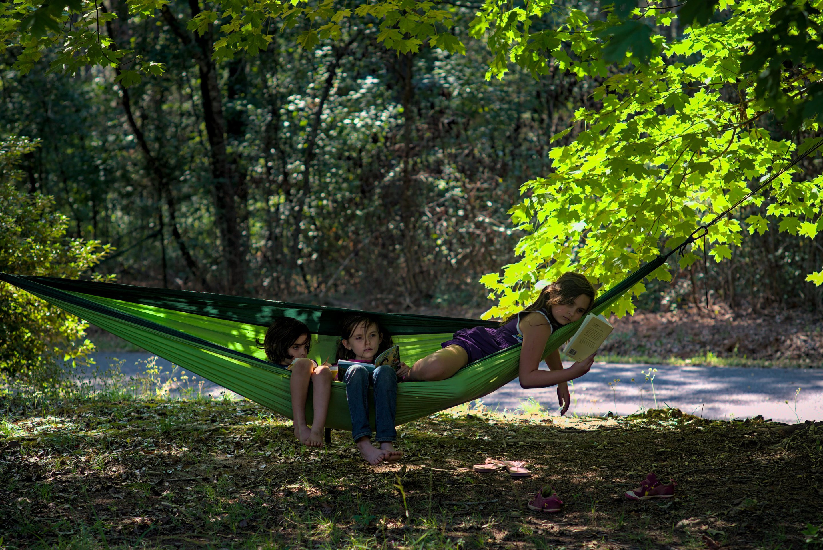 kids reading in a hammock photographed by luxagraf