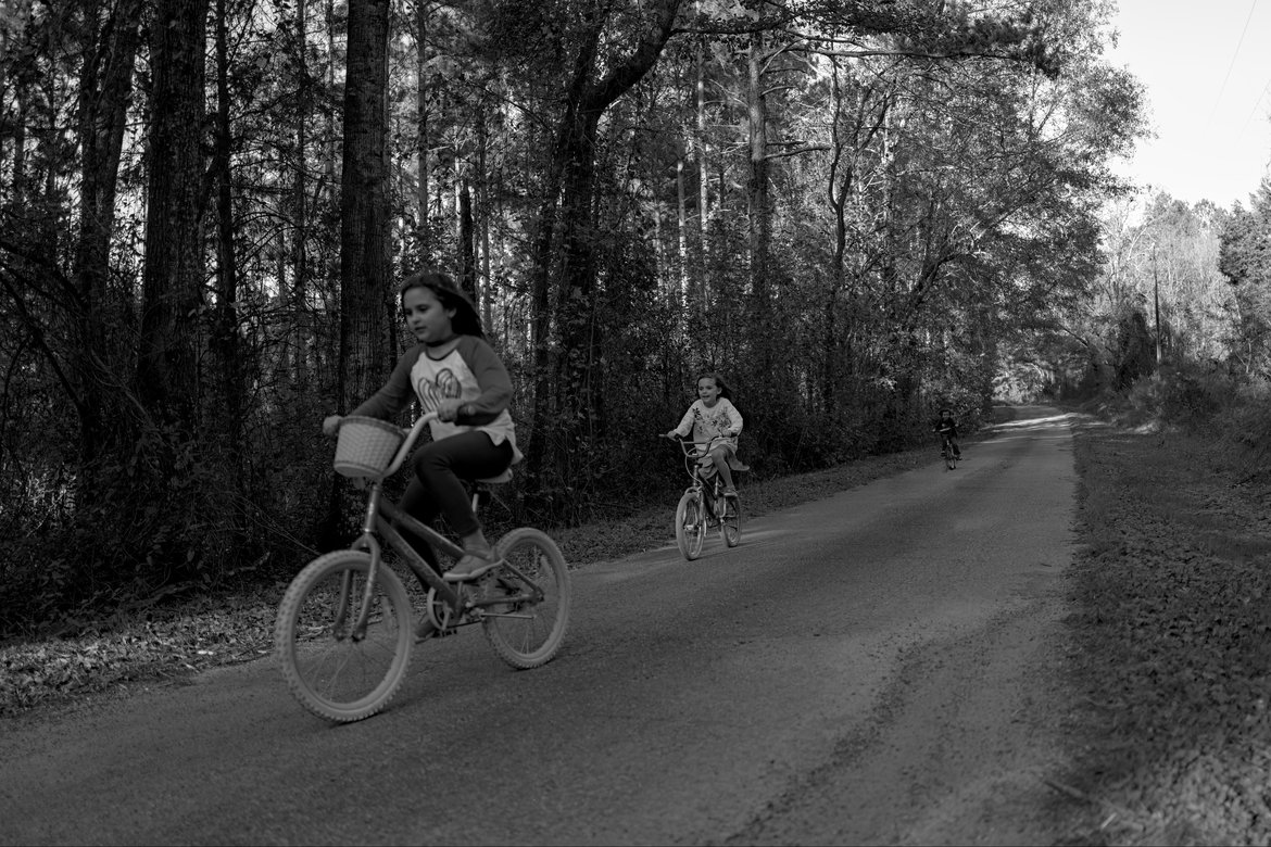 kids riding bikes photographed by luxagraf