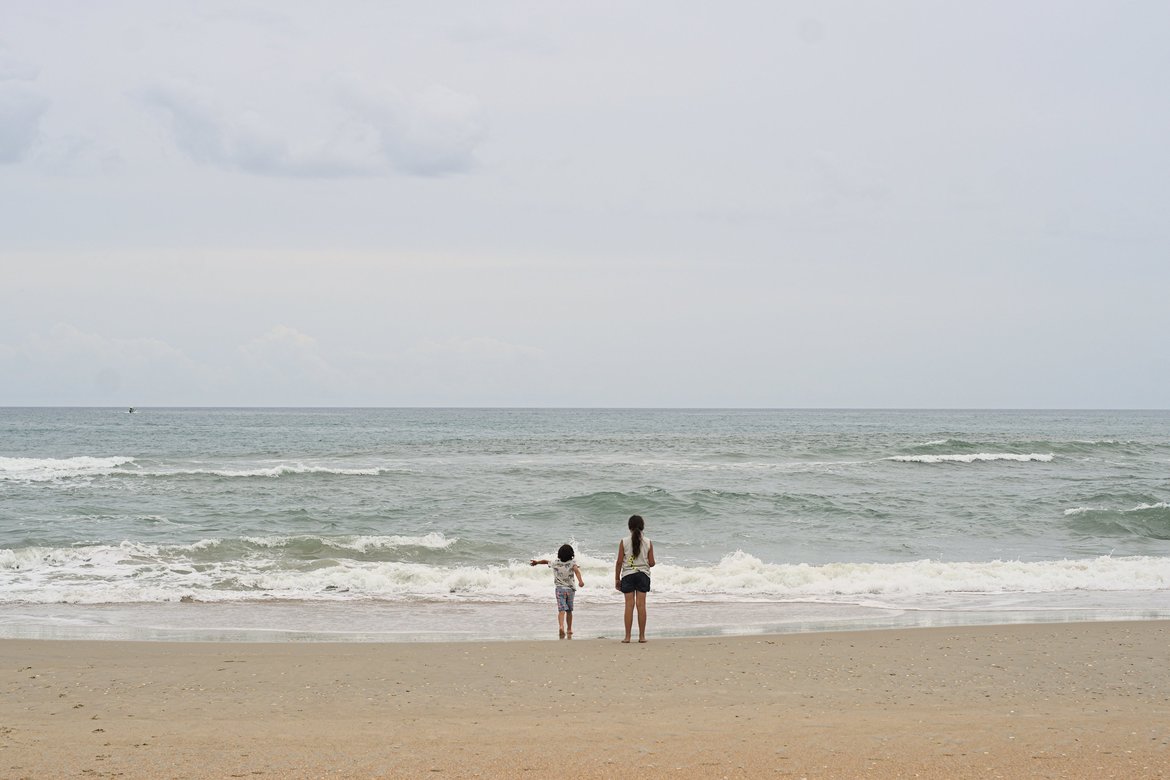 kids on the beach near hatteras photographed by luxagraf