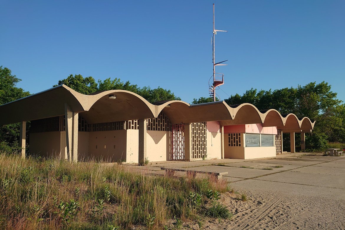 Illinois Beach State Park abandoned concession center, 1950 design photographed by luxagraf