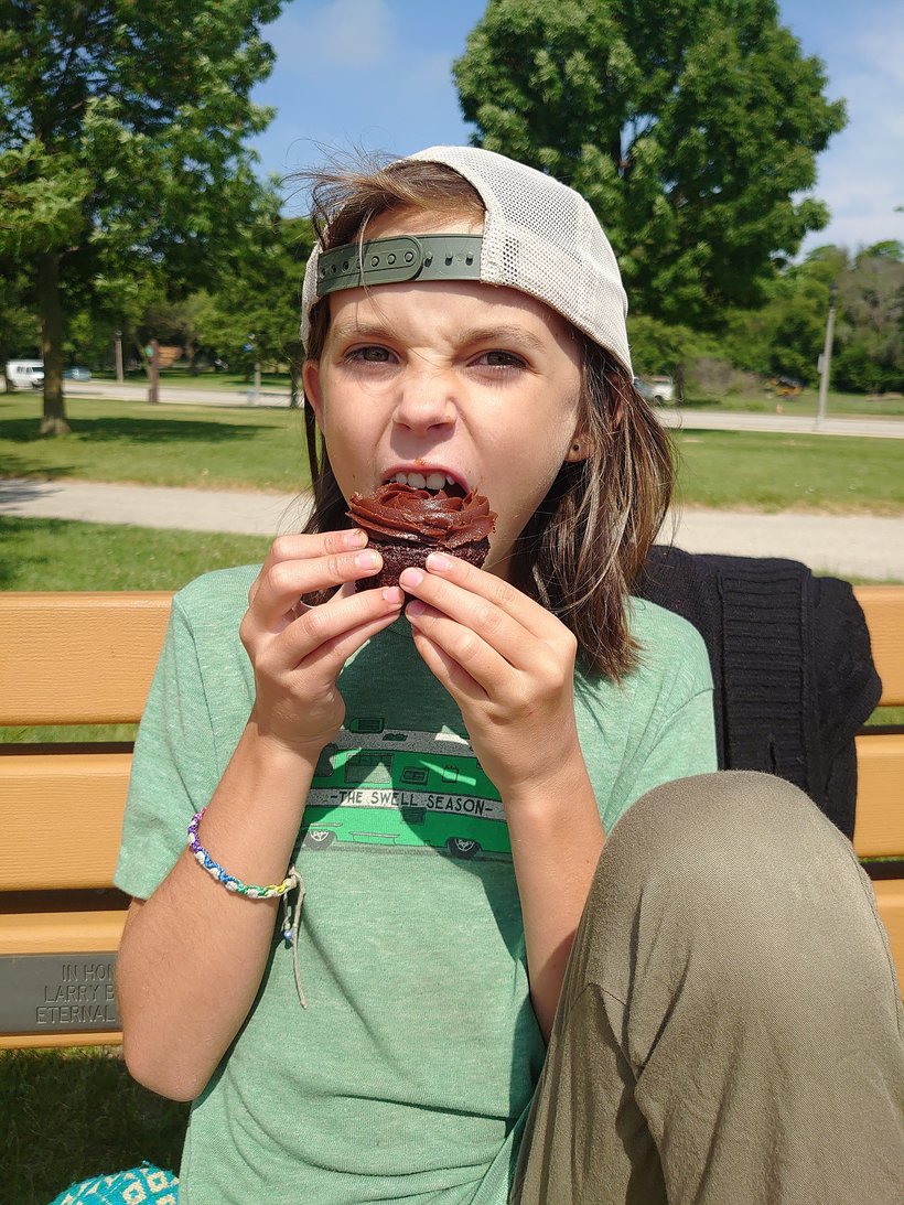 eating cupcakes in Milwaukee photographed by luxagraf