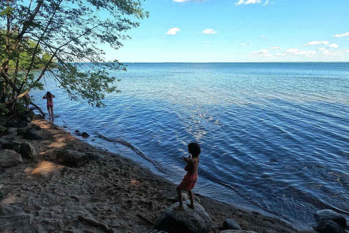 kids playing on the shore of lake superior photographed by luxagraf