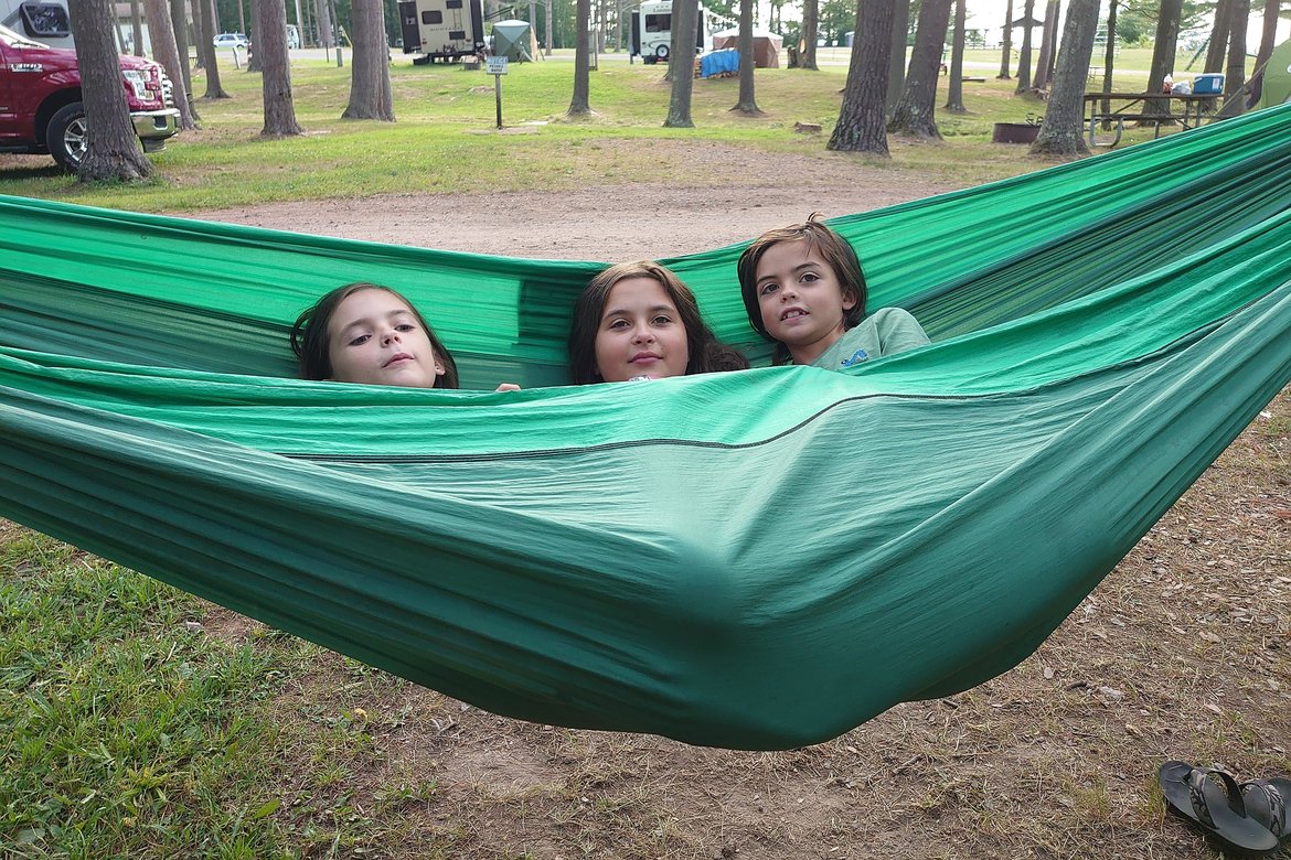 Kids in a hammock photographed by luxagraf