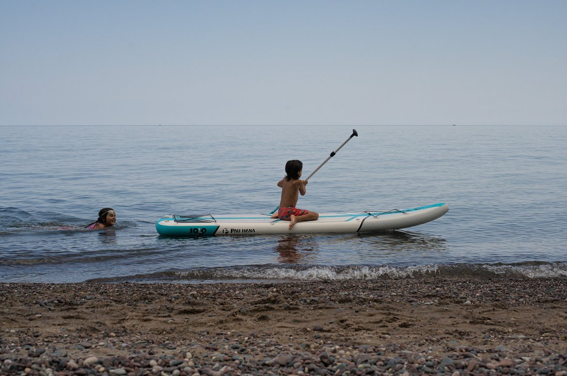 kids playing on paddleboard, little girl point photographed by luxagraf
