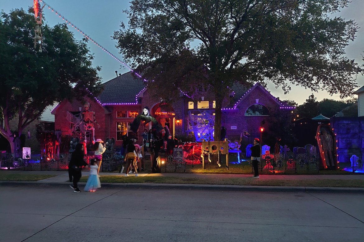 crazy decorated house for halloween photographed by luxagraf