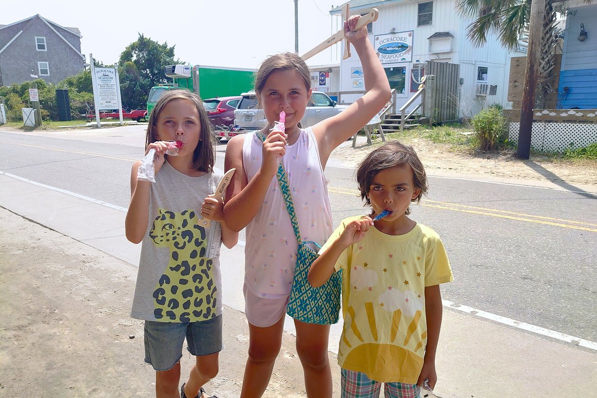 kids eating candy on ocracoke photographed by luxagraf