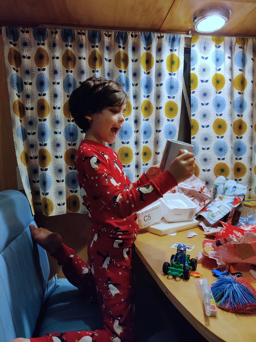 kids opening christmas presents photographed by luxagraf