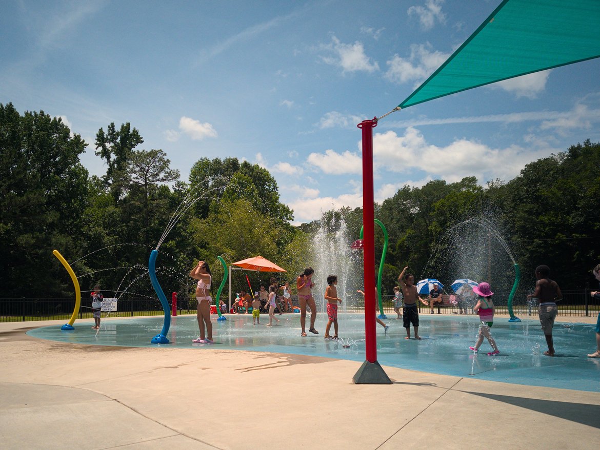 Lots of kids playing on a splash pad in columbia SC photographed by luxagraf